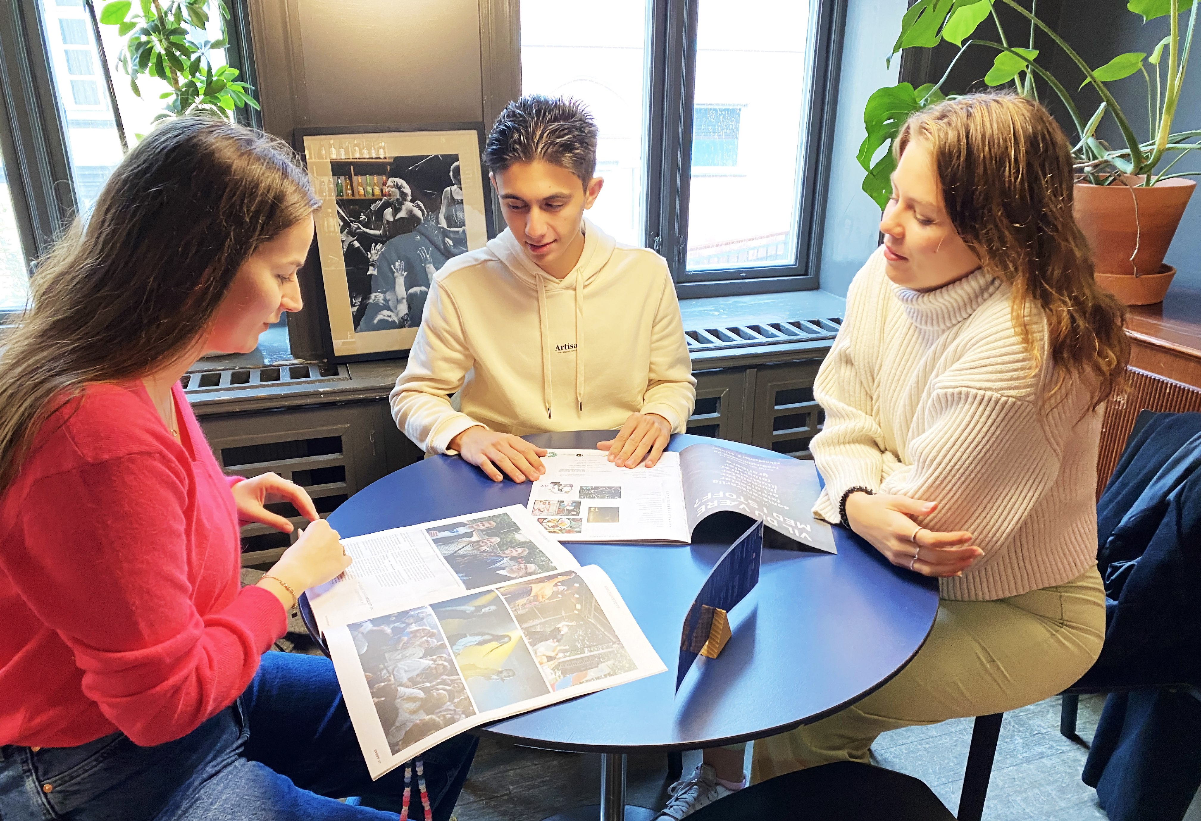 Tre studenter rundt et bord på Kvarteret foto
