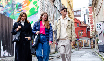Three students walking in Bergen