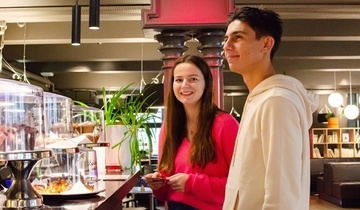 Studenter kjøper mat på Kvarteret