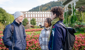 Tre studenter står ved Lille Lungegårdsvannet