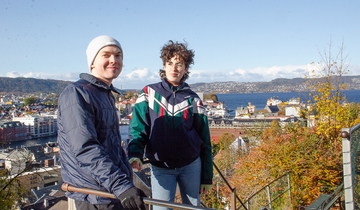 Three students reading the newspaper at Kvarteret